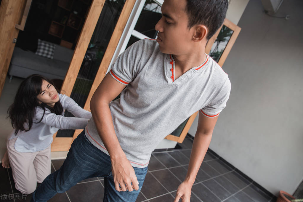 恋爱没几天男方跟我要钱,恋爱期间男友借钱