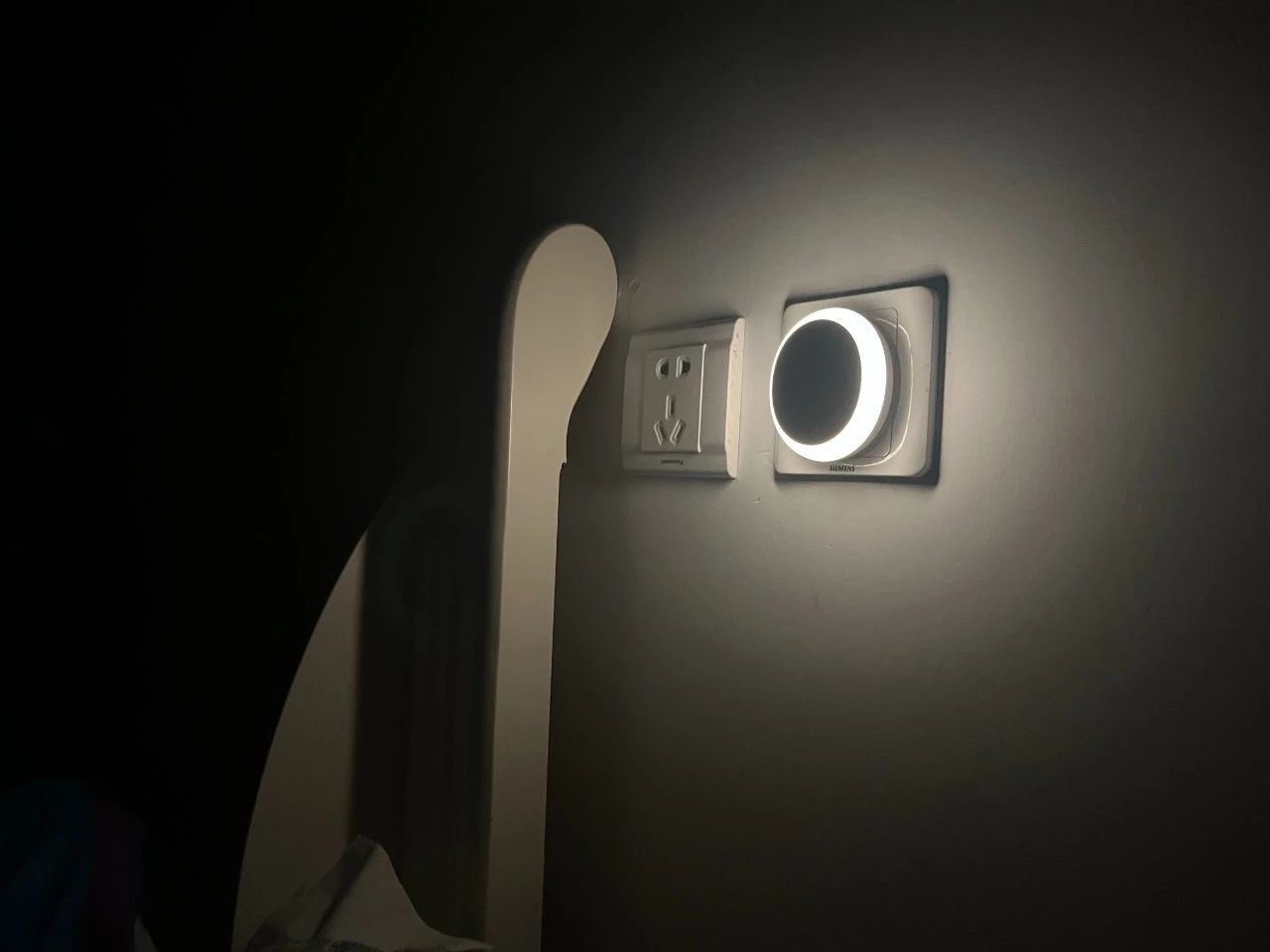 暗房没有窗户怎么解决通风和采光,暗厅采光不好怎么解决