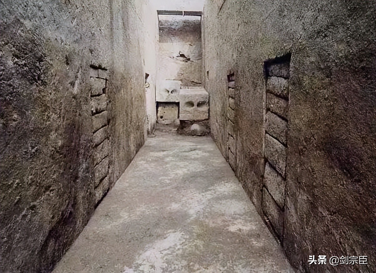 1984年，砖瓦厂工人在山上取土，一锄头下去，冒出来一个“人头”