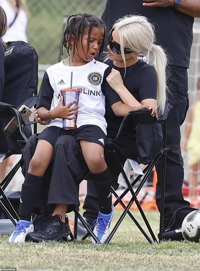 40岁金卡戴珊晒素颜,与卡戴珊同行金卡戴珊带孩子