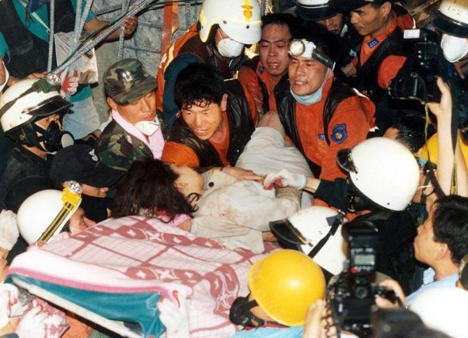 1995年韩国三丰百货倒塌事件图片,诡异的韩国三丰百货倒塌事件