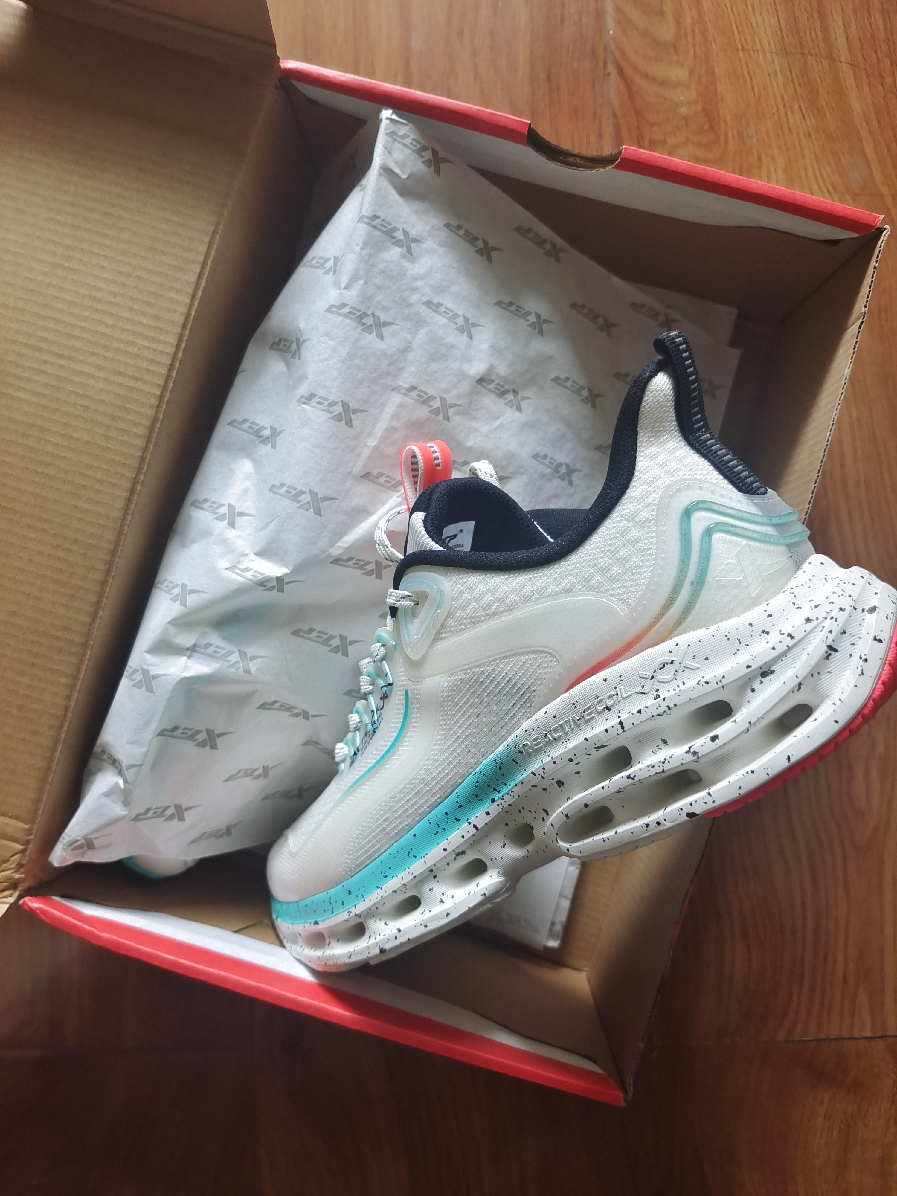 特步也崛起了！减震旋跑鞋来袭，9年结构缓震，成就夏日通勤佳品