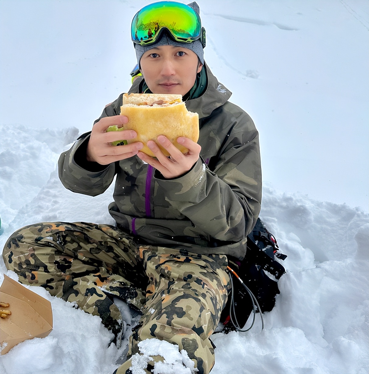 复合了？谢霆锋晒滑雪照，镜片反射人影被疑是王菲，柏芝复婚无望