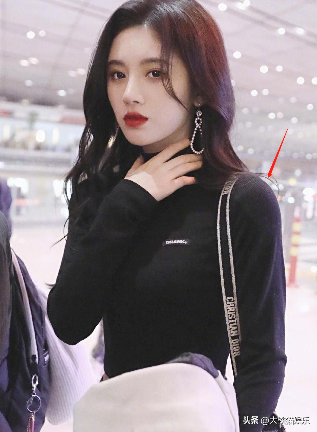 张嘉倪“假屁股”揭露了女星的伪精致，从头假到脚，还有啥是真的