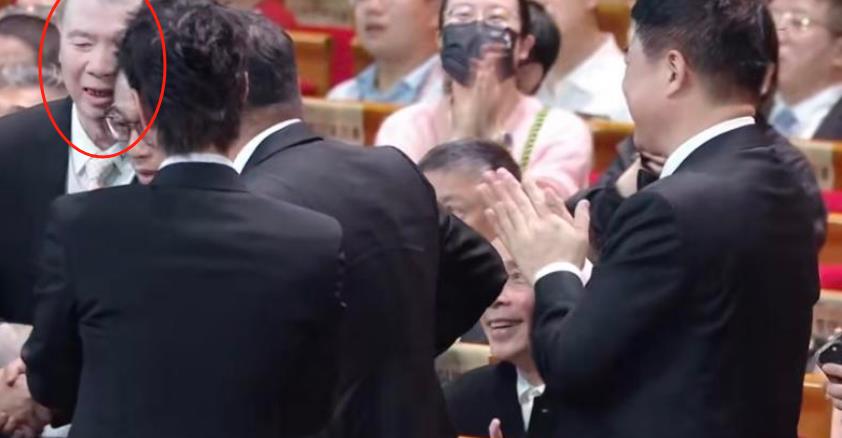 何赛飞获奖后与梁朝伟握手视频,梁朝伟何赛飞金鸡奖