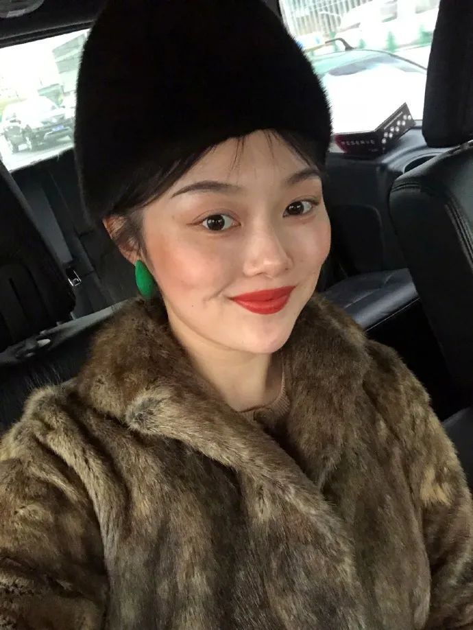 又穿假货被锤！京圈贵妇变寒门贵妇，网红晚晚是怎么沦为全网嘲的