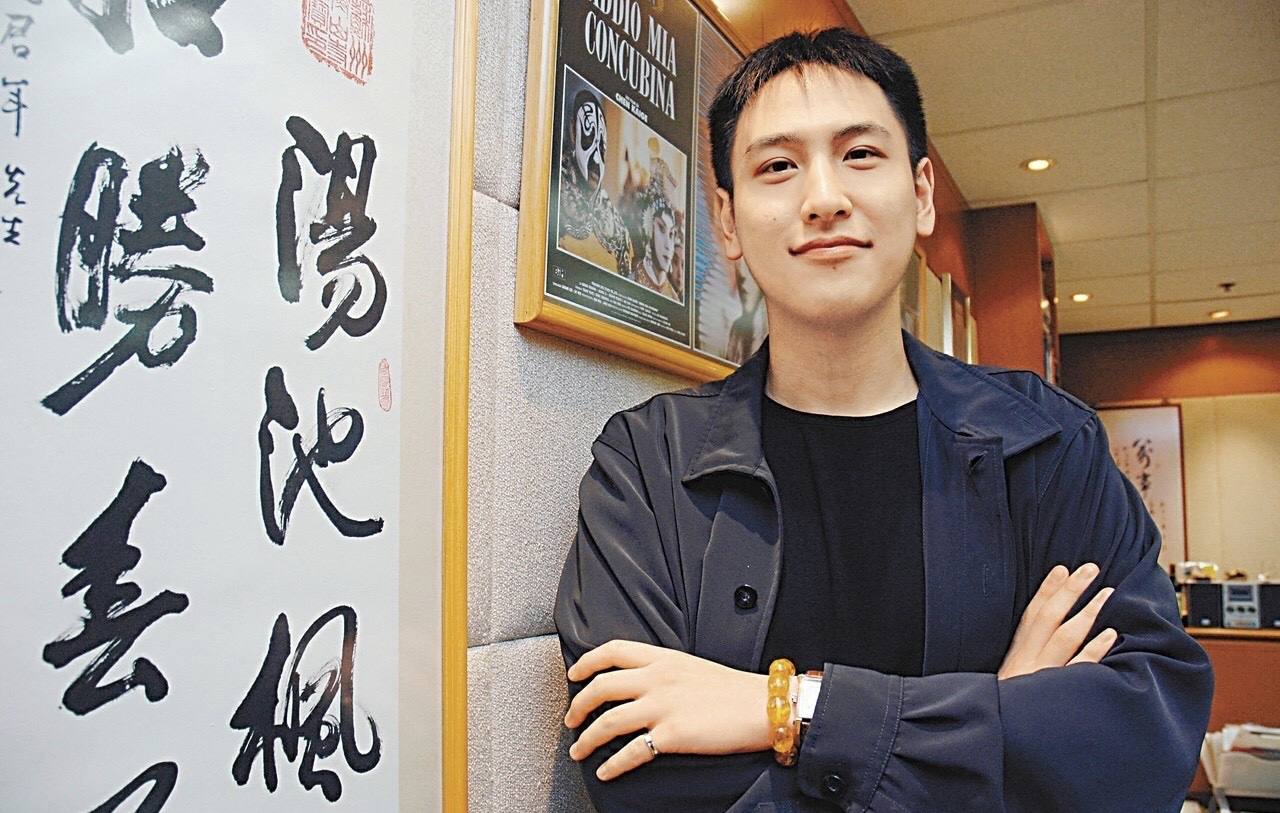 他15岁买股票赚40万，18岁成公司董事，身家百亿，39岁还没结婚