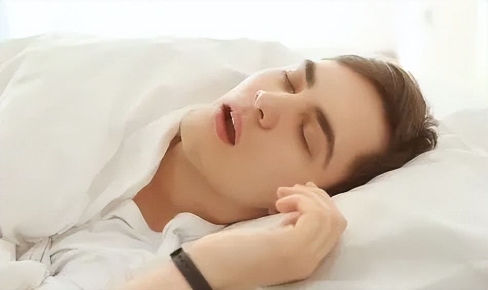 为什么晚上睡觉嘴巴总是干渴,晚上睡觉嘴巴总是发干是什么原因