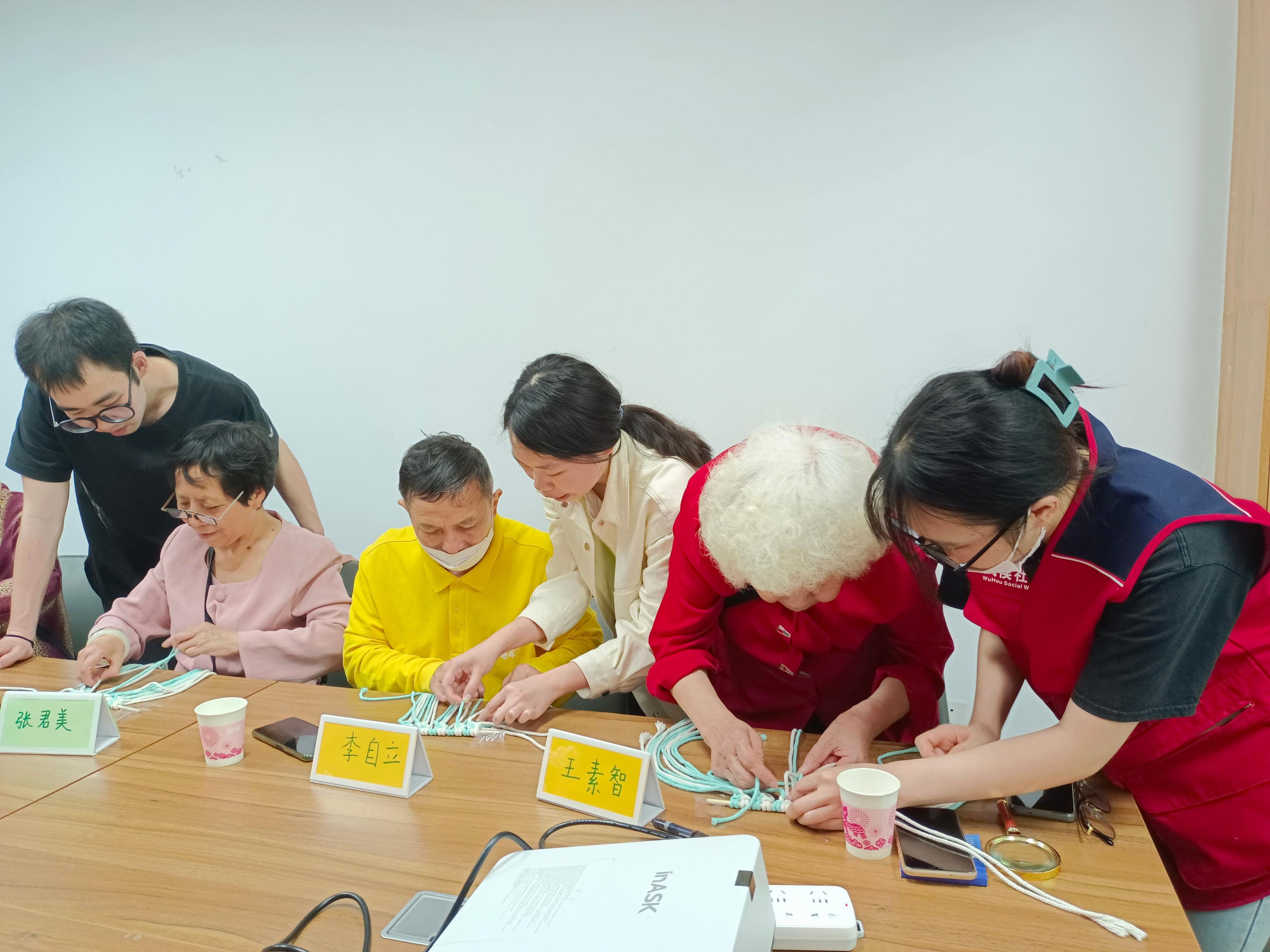 社工站自编学习手册，教老年人“玩转”手机防诈骗