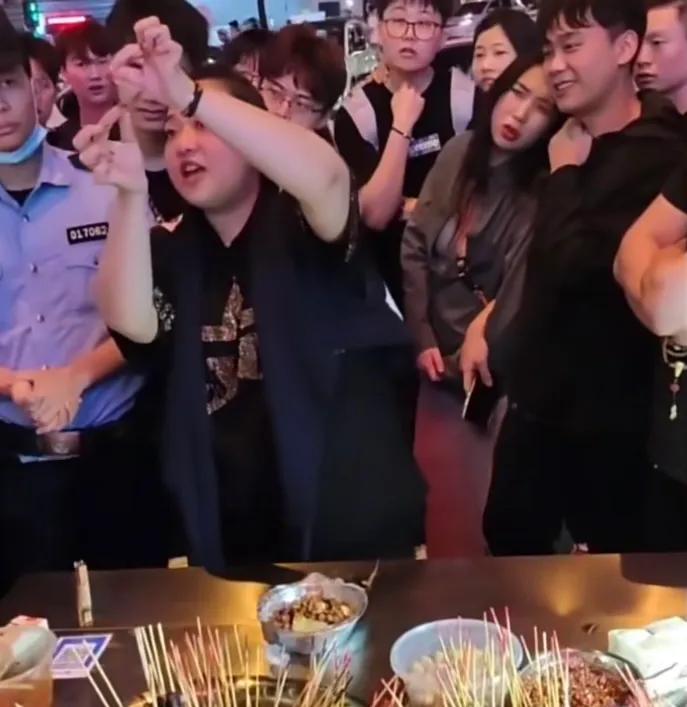 长沙115元炸串骂游客视频,8根炸串115元还被骂原视频