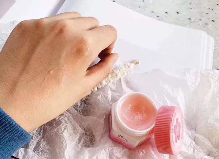手脚干裂护手霜推荐,脚后跟干裂起硬皮可以涂护手霜吗