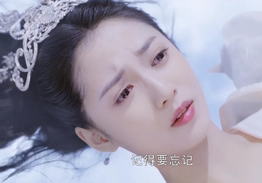 古装仙侠剧女主被男主刺,女主坠崖遇到遍体鳞伤的男主