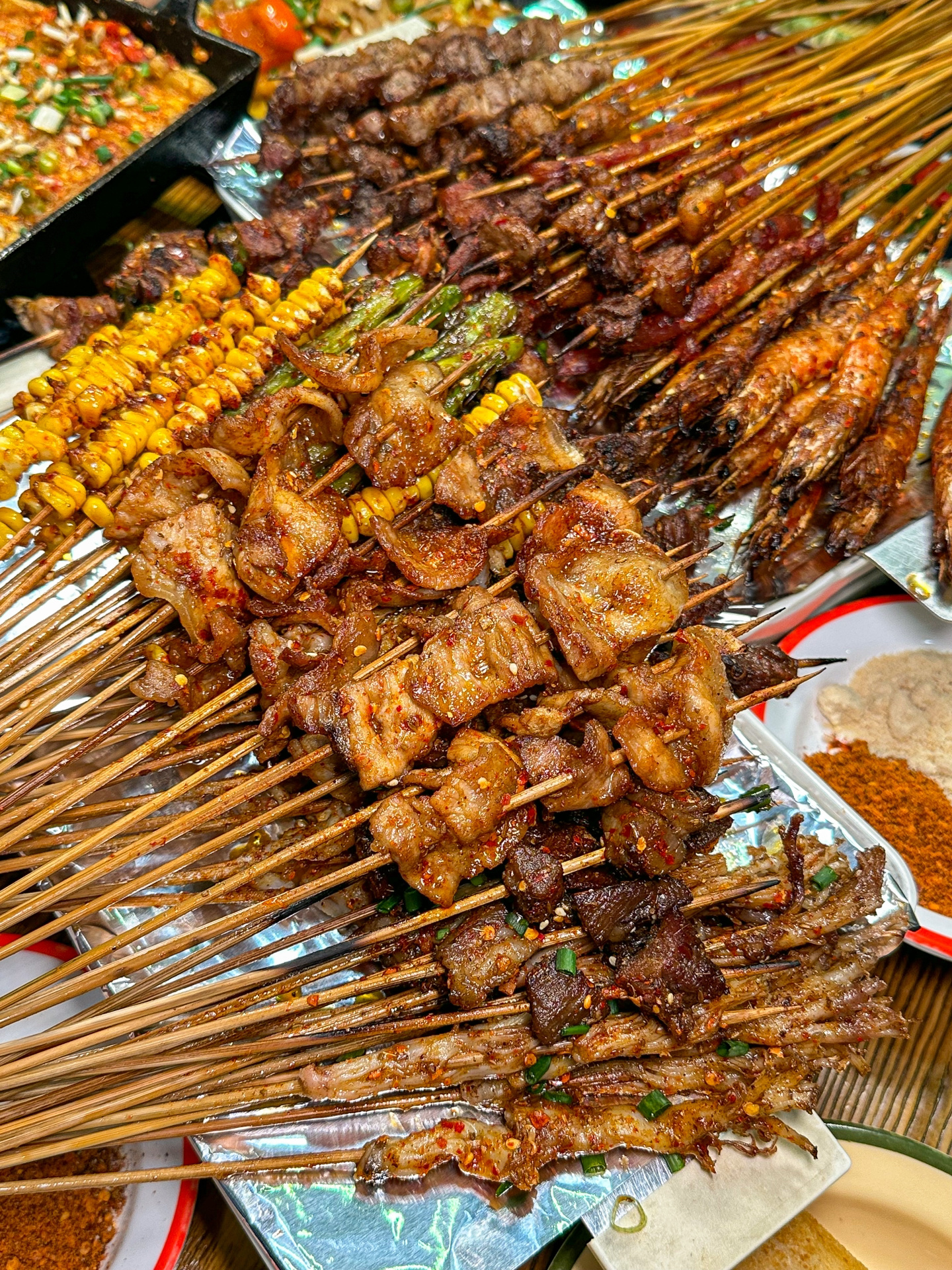 90后小夫妻摆摊卖烧烤,90后摆摊烧烤每个月8万