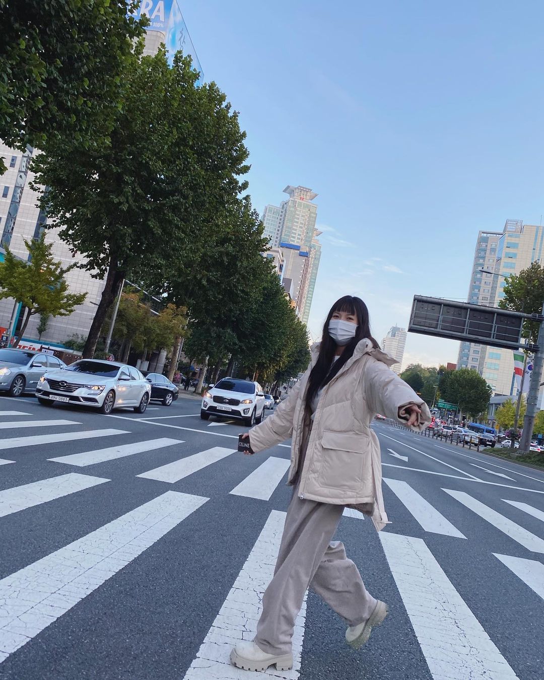 泫雅风深灰牛仔裤穿搭,土到极致就是潮穿搭儿童