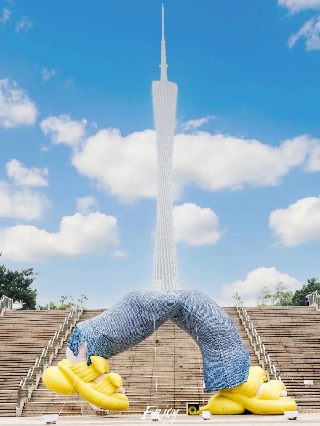 百丽推出“嘭然行动”快闪店；安踏丁氏家族套现逾百亿|鞋业要闻