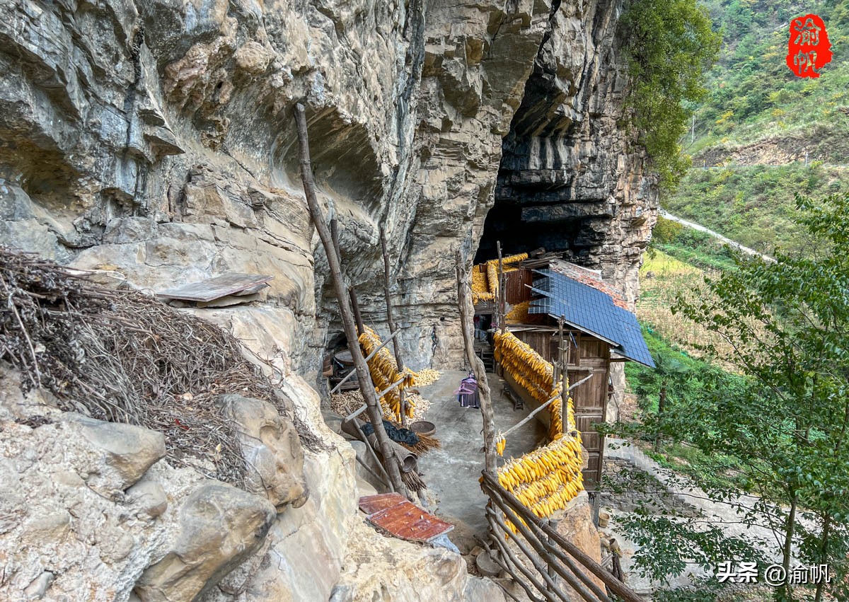 重庆深山悬崖上发现辉煌建筑房屋,重庆大山悬崖峭壁发现千年古房子