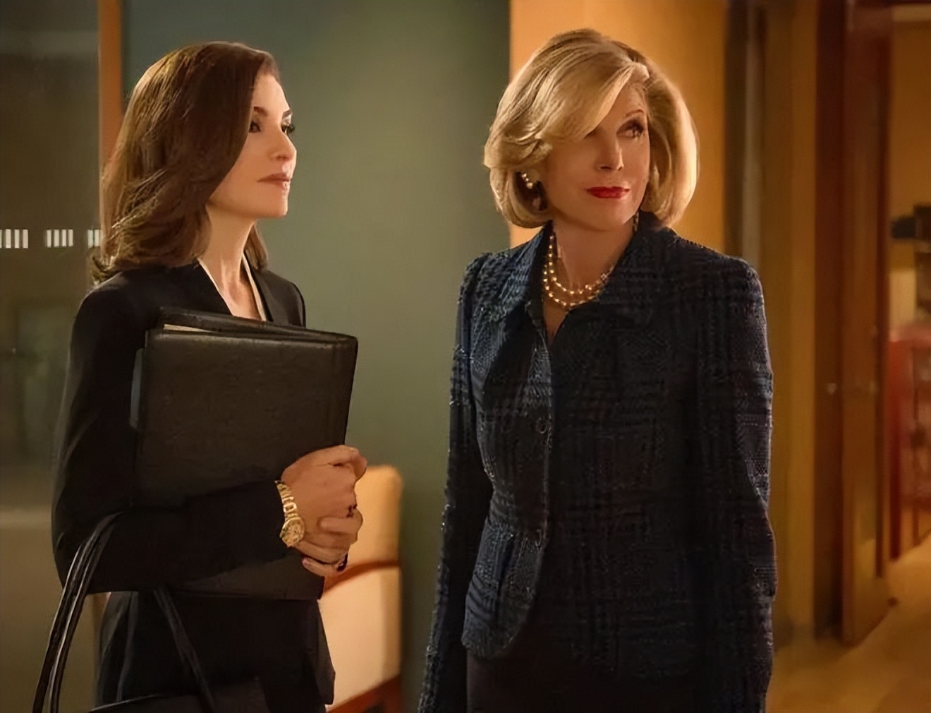 穿大牌西装背200块帆布包，混搭百元球鞋，她演女高管我服！