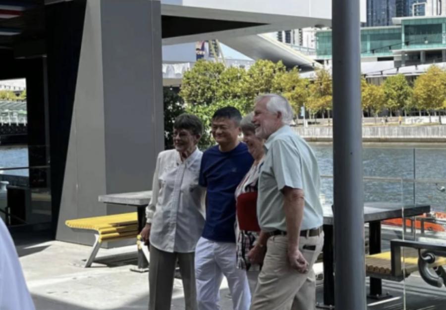 马云在海外被采访,马云澳洲45年后合影