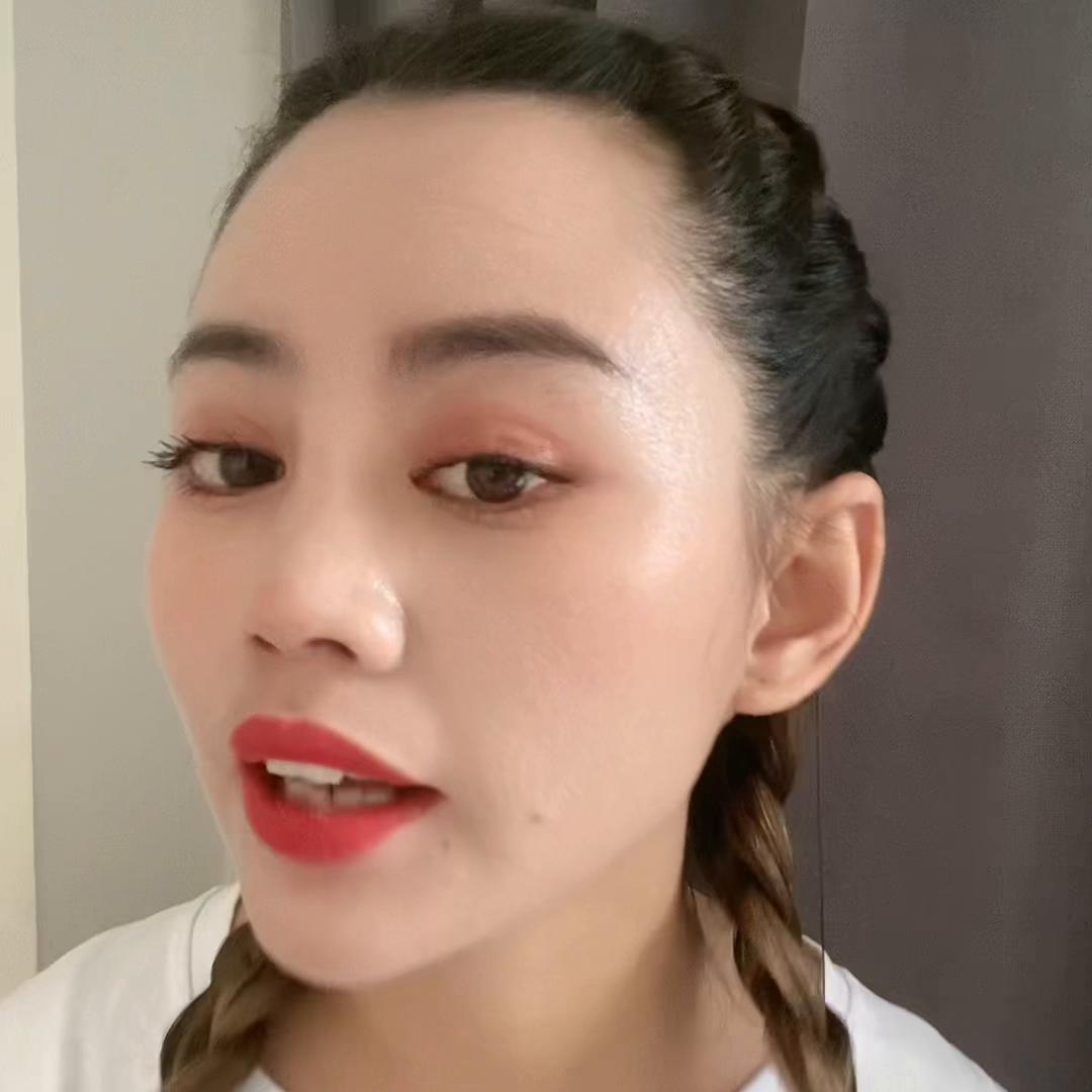 回复拍粉底的姐妹们一定要按我的方法涂抹哟！太持久了，...