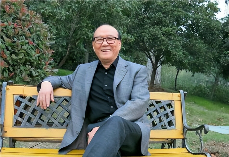 陈梦叶小敏：热爱教育情定语文——试析语文名师李华平的专业发展