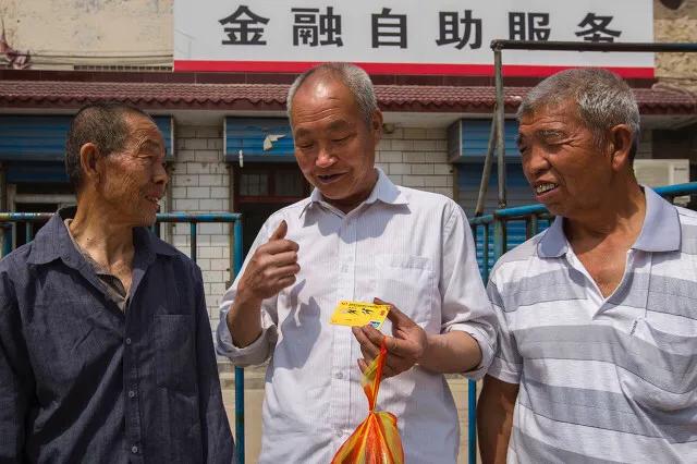 银行老人取退休金,老年人为什么每月去银行取退休金