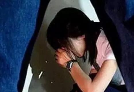 女生醉酒让男朋友送回家,女子醉酒让朋友送回家