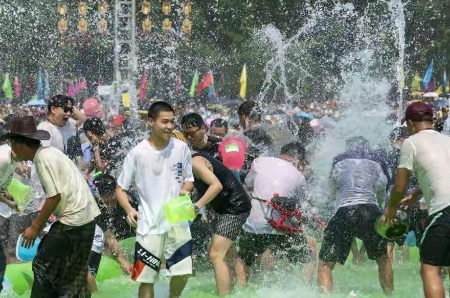2010西双版纳傣族万人泼水节,西双版纳万人泼水节狂欢