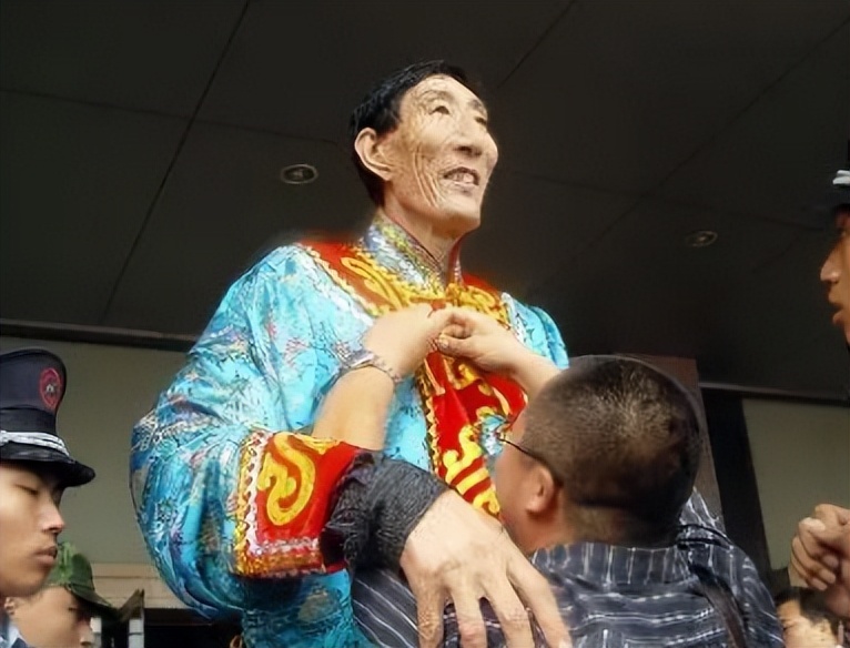 中国第一巨人鲍喜顺不听大夫劝告,中国第二巨人鲍喜顺身高