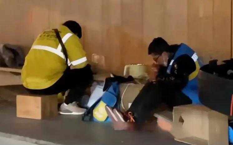 密接外卖员送65单，只吃一顿饭，为什么外卖小哥流调总是这么不幸