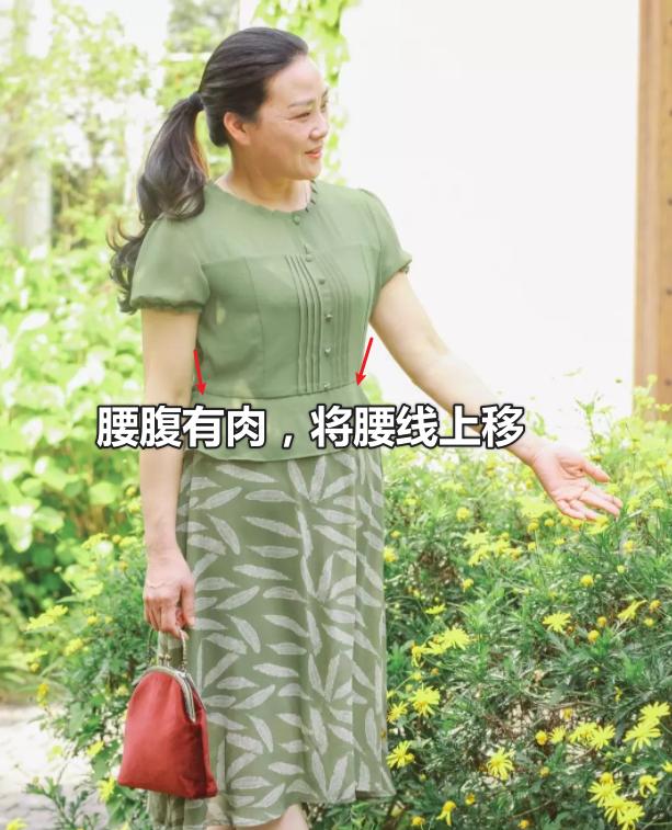 奔5奔6的女人穿衣搭配,奔五女人别穿太单调