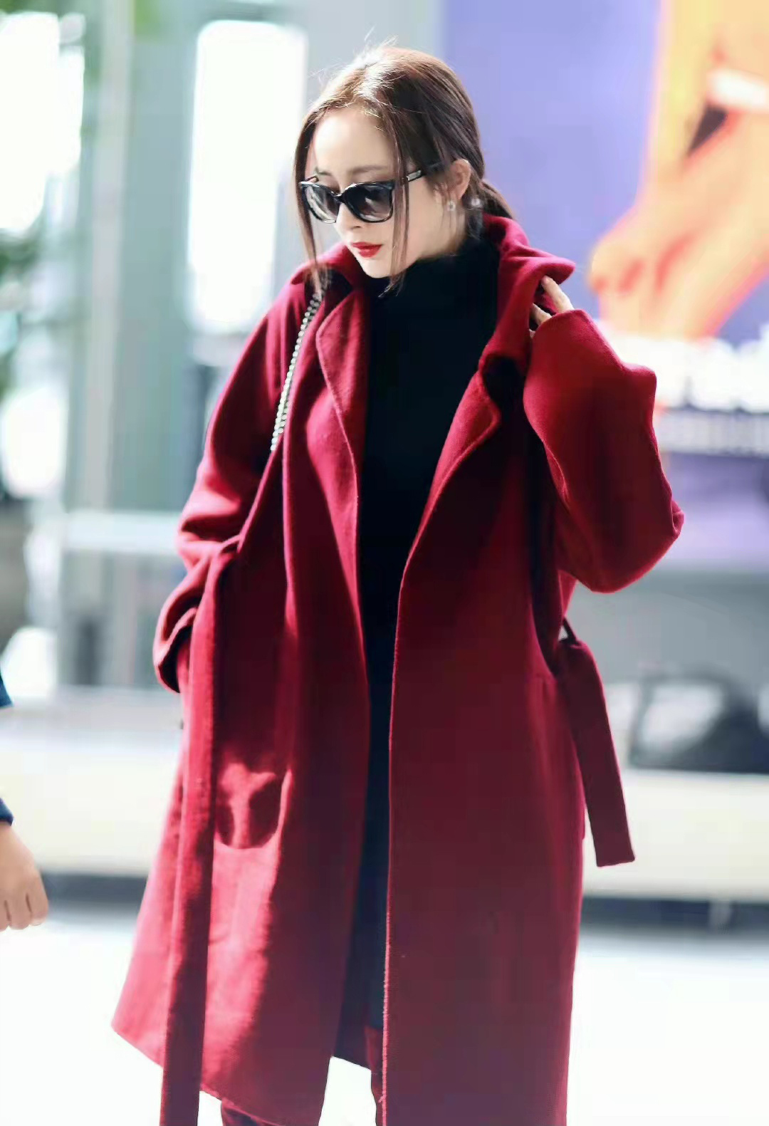 杨幂穿红色羊绒大衣配酒红麂皮及膝靴，轻奢时尚，优雅美丽过新年