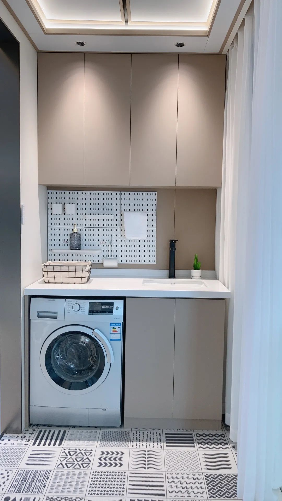 蜂窝板和铝合金做阳台柜哪个好,铝制蜂窝板阳台柜