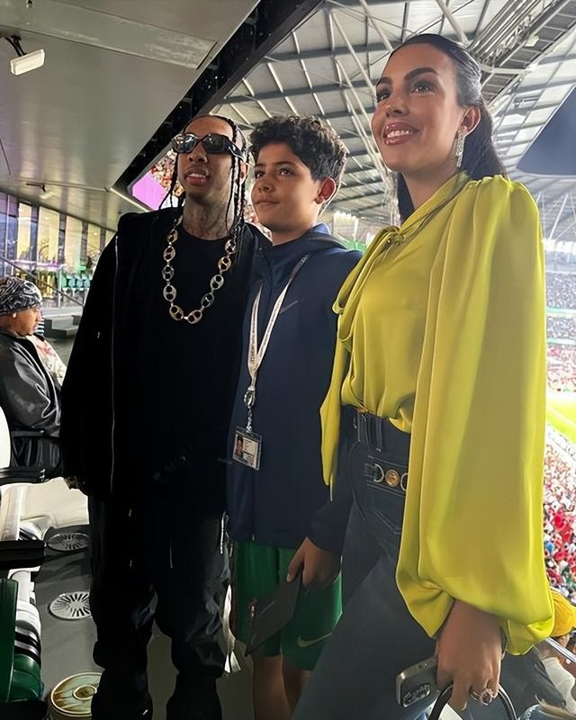 c罗和女友外出惊艳礼服抢眼,c罗穿钻石裙现身戛纳