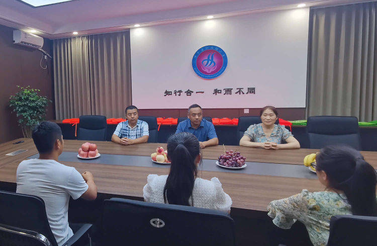 清丰县和义路小学庆“八一”建军节主题座谈会