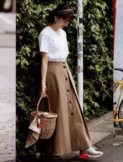 女生穿运动鞋最时尚的穿搭,宽松t恤女中长款搭配什么鞋