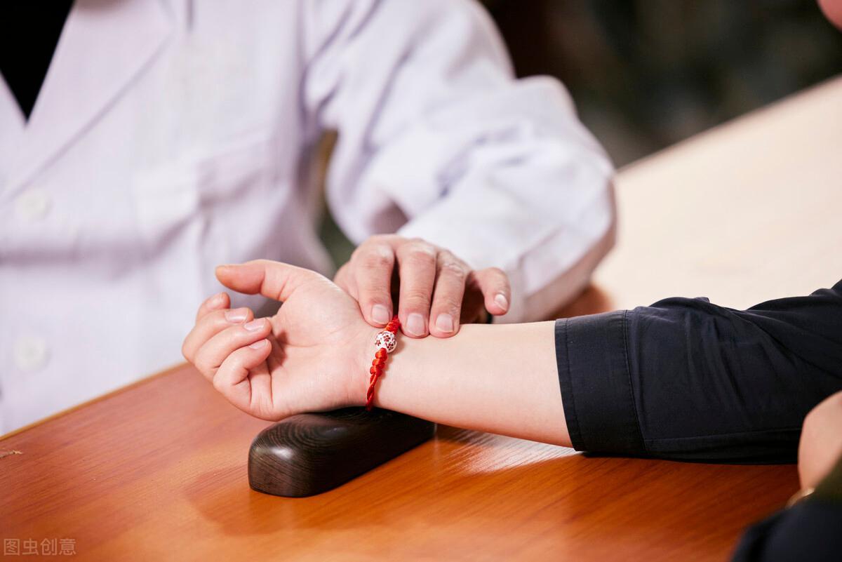 小孩脸上一块块的白斑是怎么回事,小孩脸上有一块块白斑什么原因