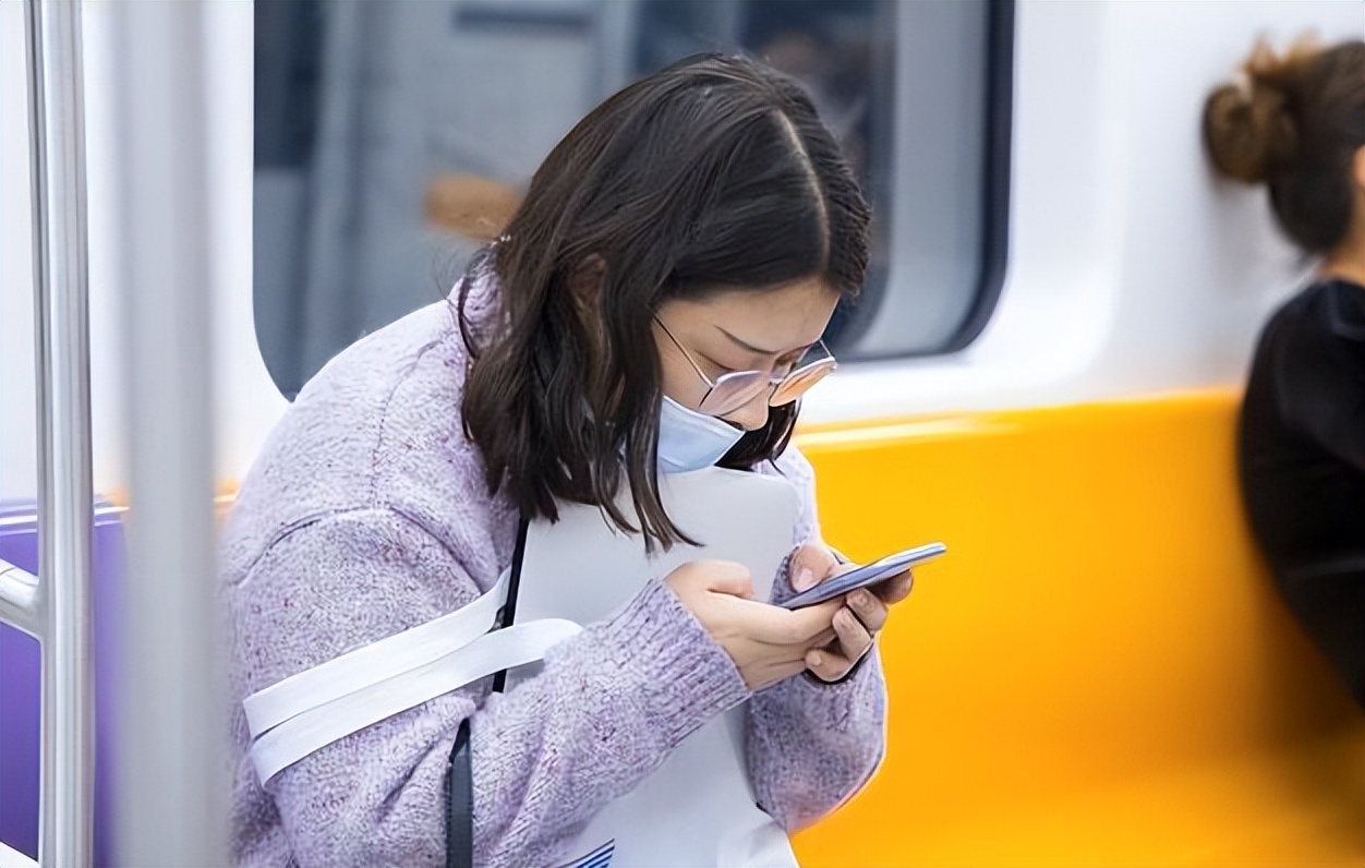 自以为是的消遣!“奶头乐”逐渐蔓延,大学生深陷其中却不自知