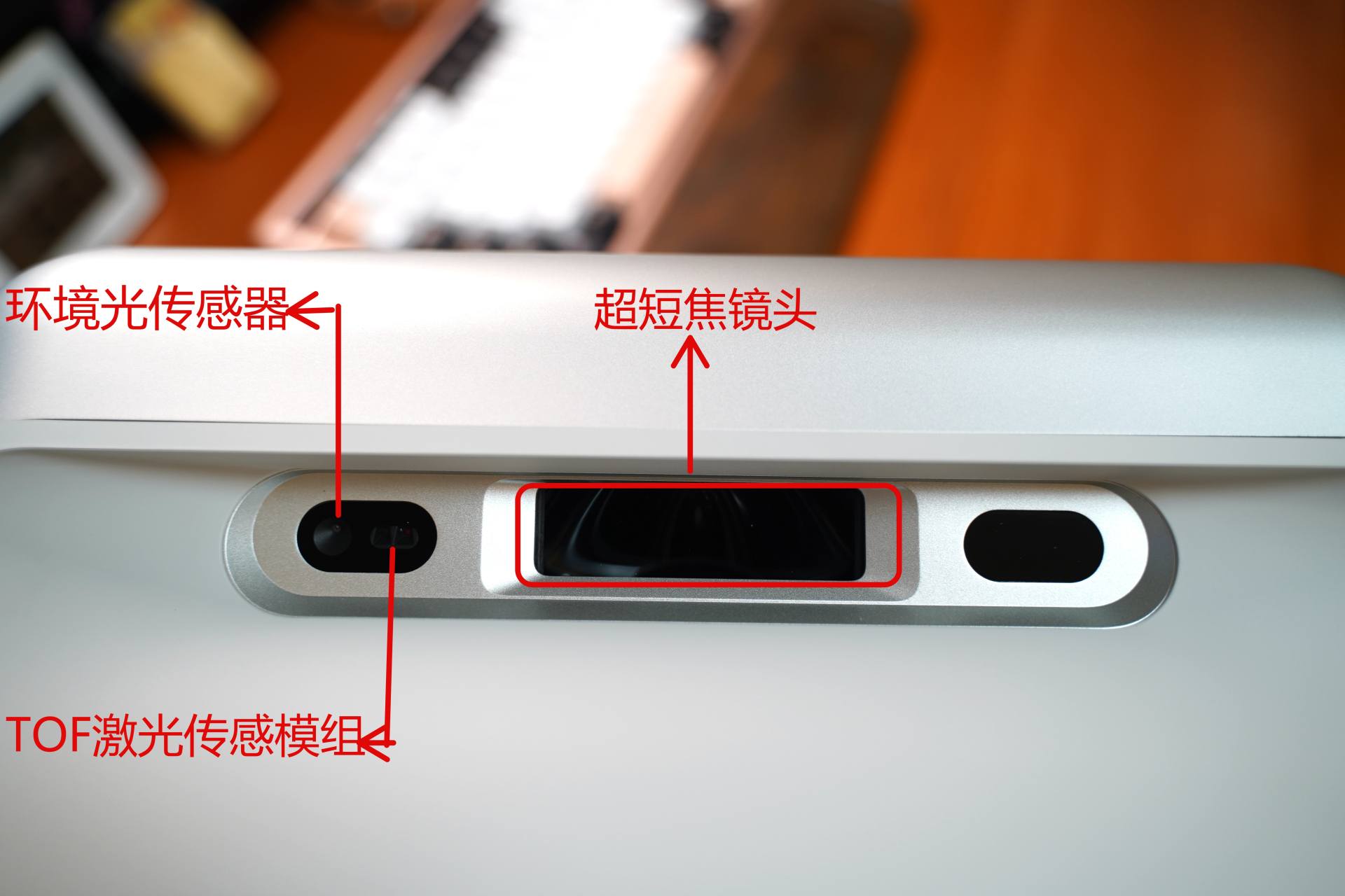 家里空间不够投影仪没法用，看看这台坚果O1S短焦投影仪