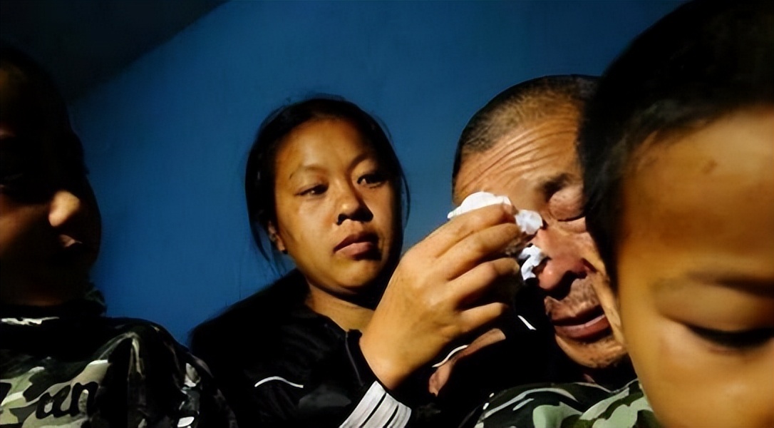 养父母靠煤气养大女儿20年后寻亲,养父扛煤气罐供女孩读到博士