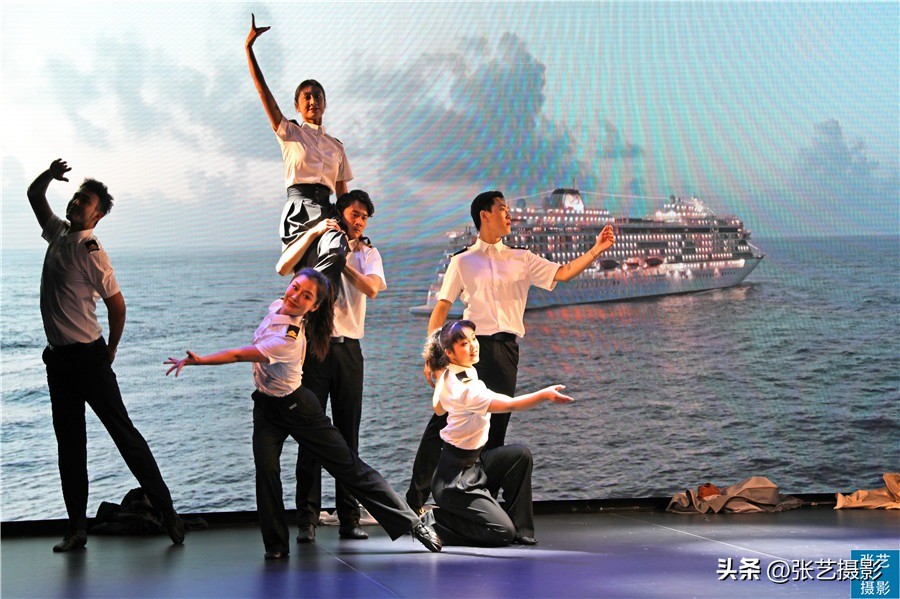 悬挂五星红旗豪华邮轮招商伊敦号，穿过百年历史尘烟再次启航