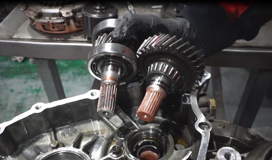 比亚迪秦80变速箱故障，行驶中异响，轴承损坏，修修贵不贵