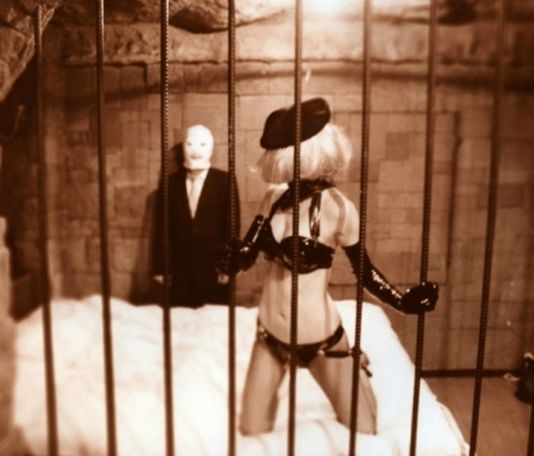 走访日本著名的SM情趣旅馆，在这里工作的女孩很多都不为钱