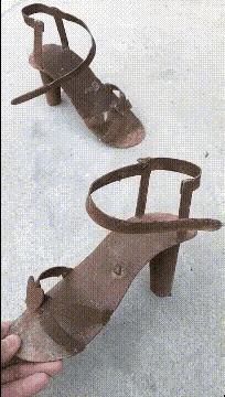 搞笑gif谁这么有才把车开上房顶了,搞笑gif段子这车开出去也太拉风了