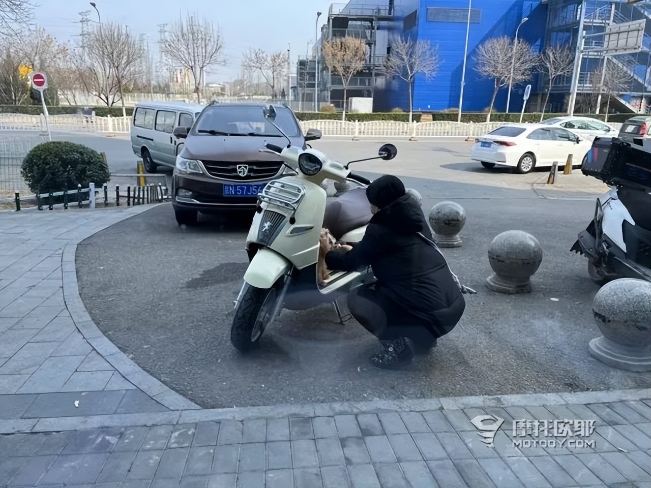 行驶的社交货币，摩圈老司机搭档女萌新试驾标致DJANGOTT