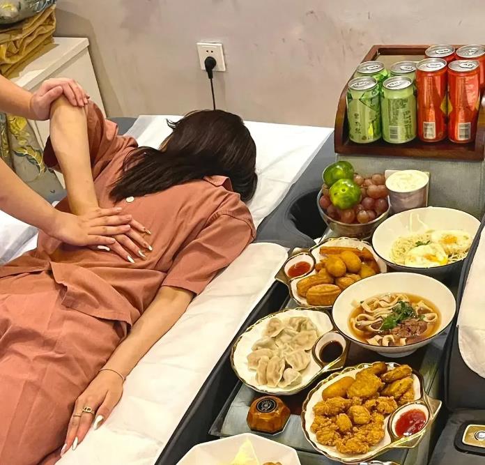 性骚扰！女子足浴店遭男技师“猥琐”，店家赔偿！