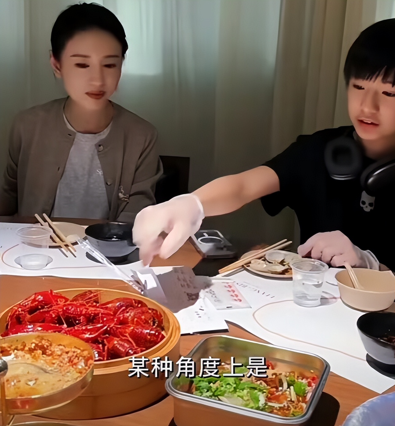 董洁儿子顶顶探班,董洁和儿子顶顶现身机场