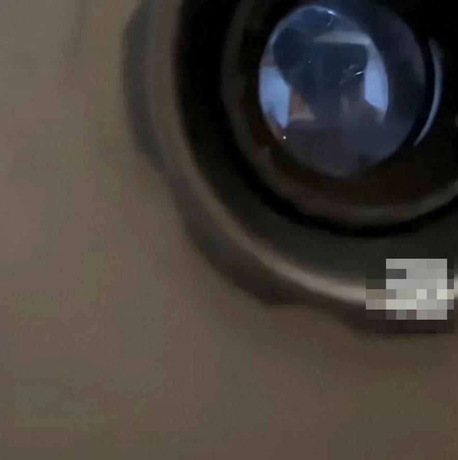房东潜入女客房间，脱裤做“不雅动作”？女生全程观看：真变态！