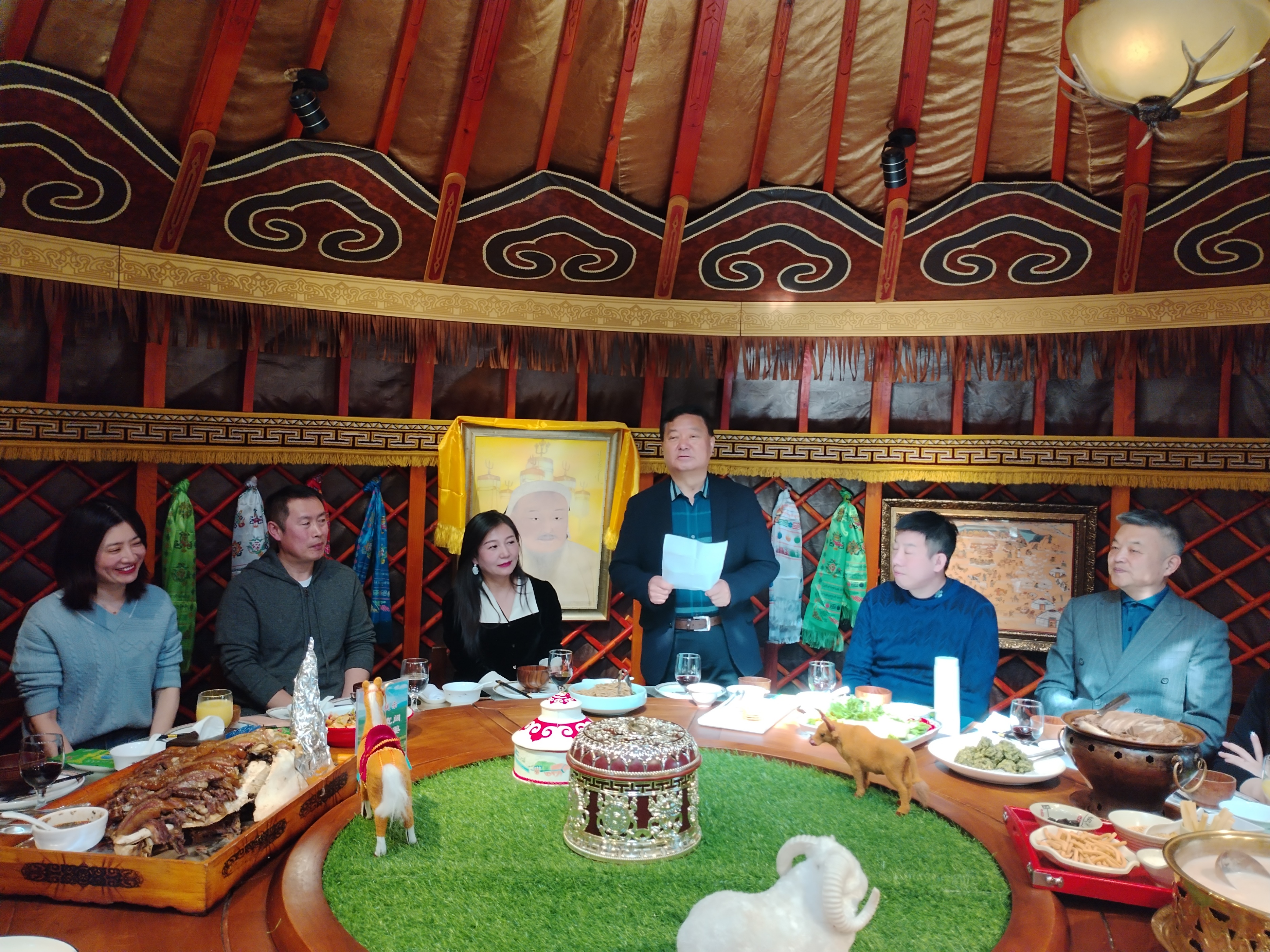 湖南省内蒙古商会副会长李芳一行到北京蒙古大营考察