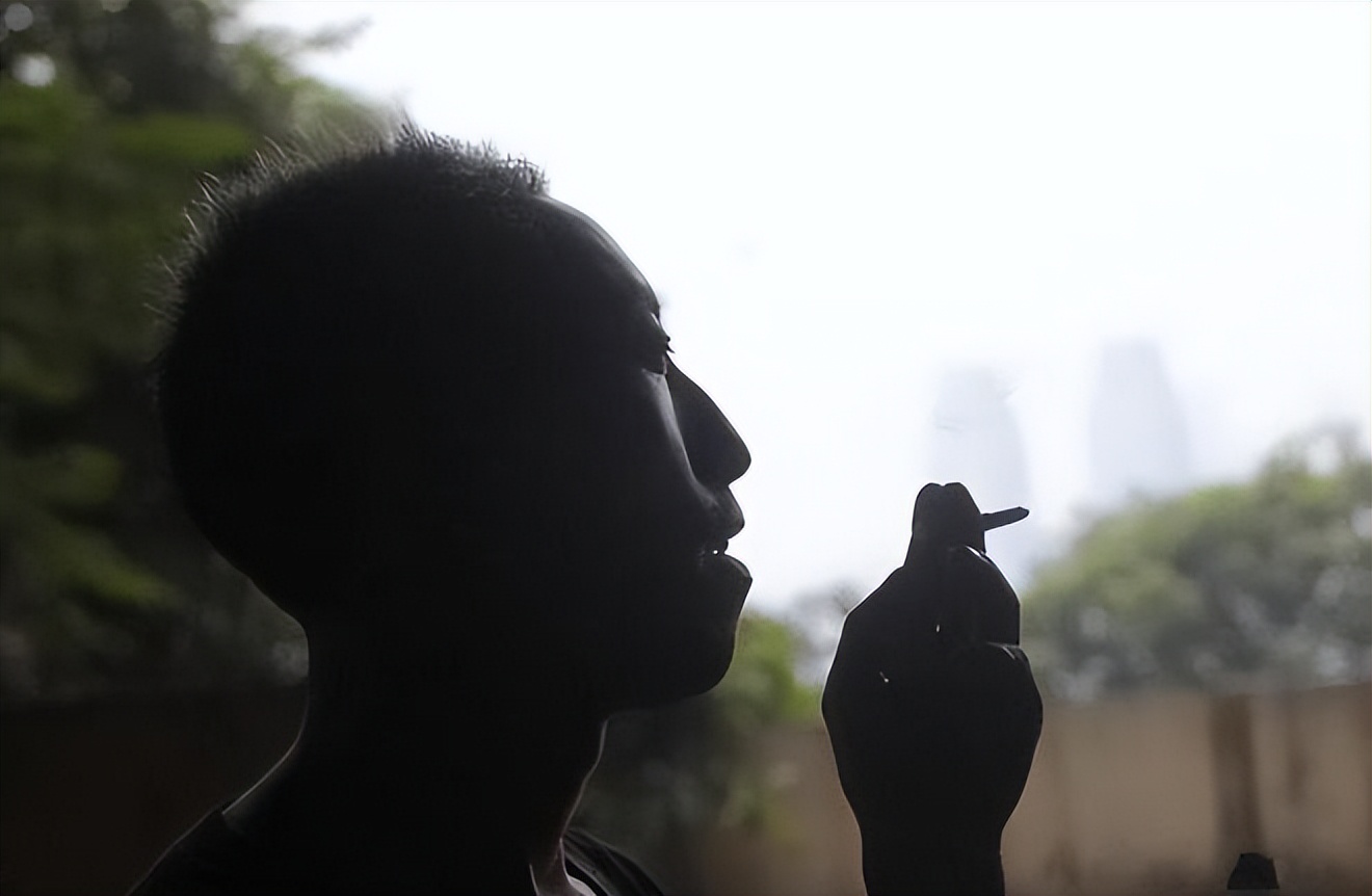 遂宁男子十年蜗居桥洞研究彩票,四川老汉研究彩票住桥洞