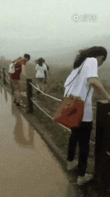 冰糕掉了一半,冰糕化在地上干了怎么清理